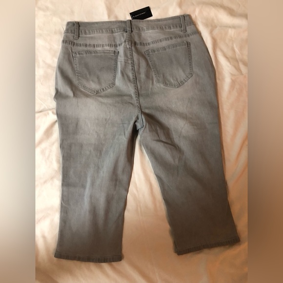 ASHLEY STEWART DISTRESSED CAPRI JEANS SIZE: 14 - Picture 2 of 6